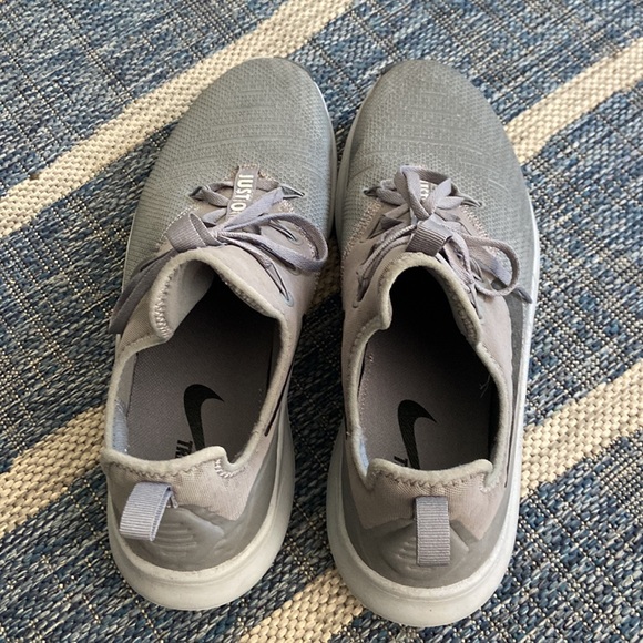 NIKE TRAINING SHOES Size 13 - Picture 4 of 4